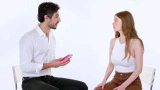 מעצב השיער מייעץ לבחורה על טיפול פוזיו דוז