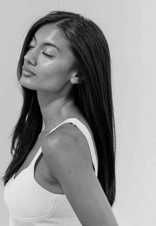 דוגמנית מציגה שיער כהה צבוע